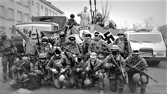 csm_Ukrainisches_Asow-Bataillon_mit_Asow-__NATO-_und_Swastika-Flagge._0df75e95fd.jpg